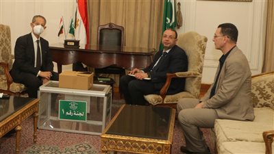 ممثل النيابة الإدارية يلتقي اللجنة المشرفة على انتخابات رئاسة حزب الوفد