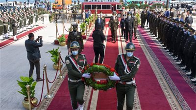 محافظ الإسكندرية وقائد المنطقة الشمالية العسكرية يضعان إكليل الزهور على النصب التذكاري للشهداء 