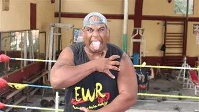 أقوى رجل في العالم يتحدى الجميع على الهواء: 