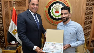 محافظ الدقهلية يكرم أحد مصابي العمليات الحربية في سيناء