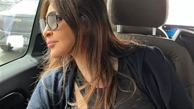 من داخل سيارتها.. إليسا تغازل جمهورها ومحبيها 