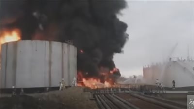 احتراق خزانات نفط في لوغانسك بعد قصفها من روسيا (فيديو)