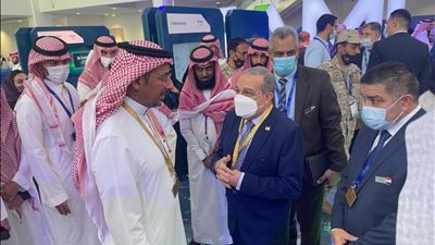 وزير الإنتاج الحربي يتفقد جناح الإمارات بمعرض الدفاع ويلتقي وزير الصناعة السعودي