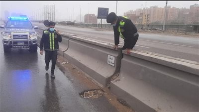 انقلاب سيارة محملة بمخلفات مباني بأكتوبر.. وانتقال الخدمات المرورية 