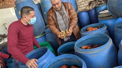 ضبط 150 برميل مخلل و5 أطنان ملح فاسد بحفير شهاب الدين