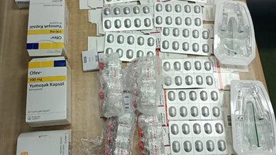 ضبط محاولة تهريب كمية من العبوات والأمبوالات الدوائية بمطار برج العرب (صور)