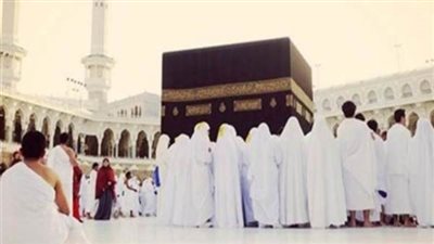 بالدعاء والزغاريد.. شاهد فرحة المعتمرات المصريات عند الكعبة 