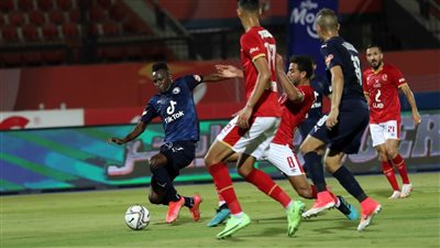 تردد القنوات الناقلة لمباراة الأهلي وبيراميدز في قمة الدوري المصري