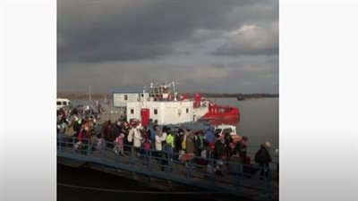 شاهد.. لاجئون أوكرانيون يفرون هربا من الحرب عبر النهر