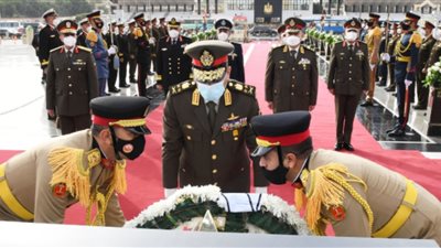 السيسي ينيب وزير الدفاع لوضع إكليل زهور على النصب التذكاري لشهداء القوات المسلحة