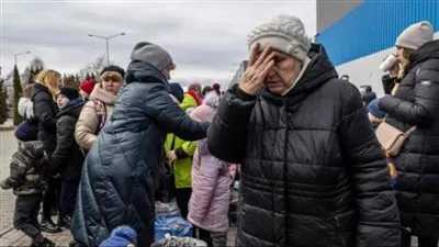 شاهد.. أوكرانيون يهربون من القصف الروسي إلى روسيا