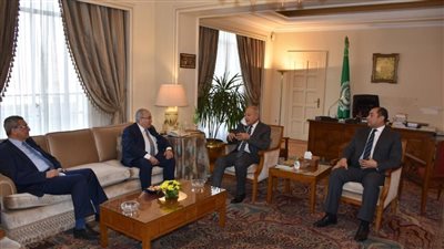 الأمين العام يبحث الأوضاع العربية مع وزير خارجية الجزائر