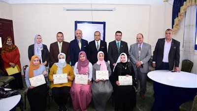 رئيس جامعة سوهاج يكرم ٥٠ طالبا بالتربية لاجتيازهم دورة فنيات التدريس