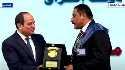 السيسي يكرم عددا من أسر الشهداء والمصابين باحتفالية 