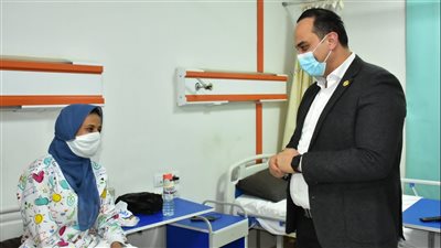 رئيس الرعاية الصحية يزور ممرضة مصابة بكورونا بمستشفى الأطفال التخصصي بالأقصر 