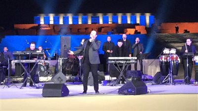 هشام عباس يشعل مسرح معبد ابيدوس بأغنياته المتميزة