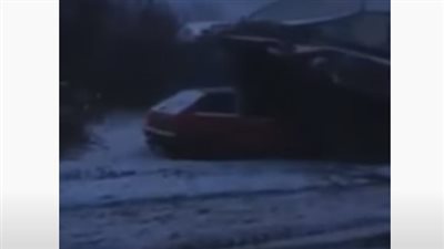 شاهد.. دبابة روسية تسحق سيارة في أحد شوارع أوكرانيا