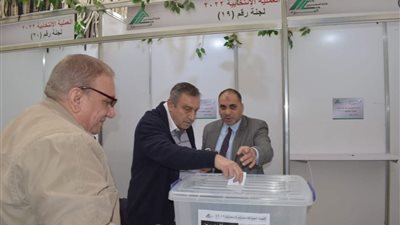 عصام شرف يصوت في جولة الإعادة بانتخابات المهندسين على مقعد نقيب بالجيزة |صور