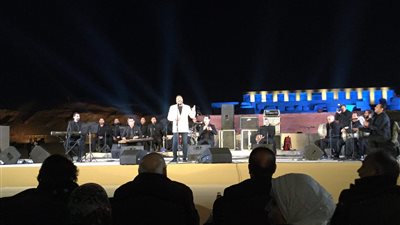 علي الحجار يطلق حفله بمهرجان ابيدوس على أنغام المال والبنون