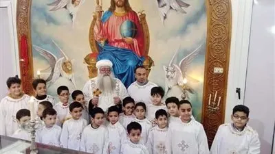 أسقف دشنا يقوم برسامة شمامسة جدد