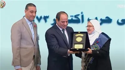 الأم المثالية للقوات المسلحة عن السيسي: 