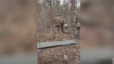 مشاهد متداولة من المواجهات بين الجيشين الروسي والأوكراني في الغابات (فيديو)