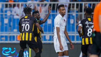 الاتحاد يعزز صدارته للدوري السعودي بثنائية في شباك الشباب 