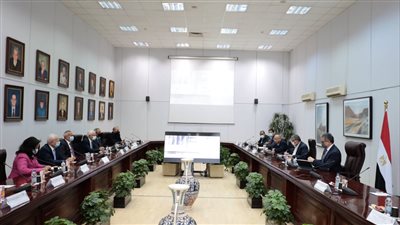 وزير السياحة والآثار يتابع مشروع الخدمات المميكنة للمنشآت الفندقية