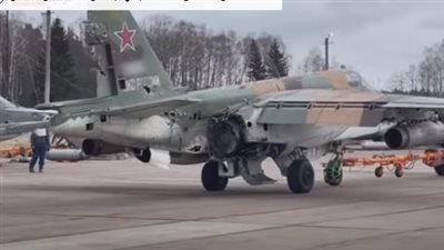 نجاة طيار روسي عقب استهداف طائرته بصاروخ في أوكرانيا (فيديو)