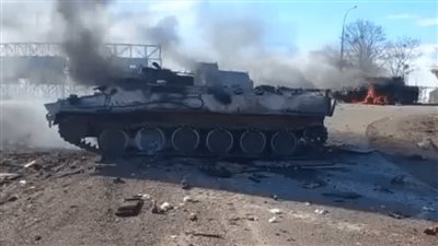 شاهد.. اشتباك بالقذائف بين دبابتين روسية وأوكرانية