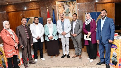 محافظ أسوان يسلم 24 جهازا كهربائيا لـ 11 عروسة و26 كرسيا متحركا لذوى الهمم