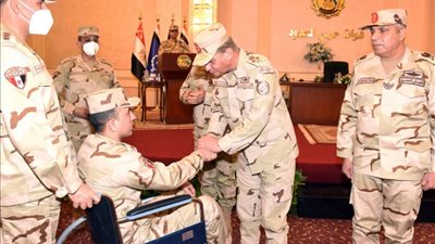 وزير الدفاع يلتقي بمقاتلي قوات حرس الحدود ويكرم عددا من المتميزين