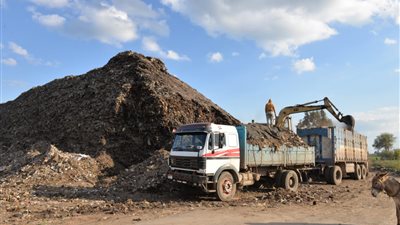 محافظ الدقهلية يعطي شارة البدء لنقل المخلفات التاريخية من 4 مقالب قمامة (صور)