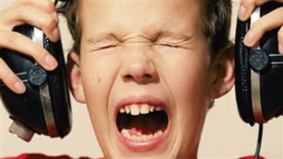 استشاري نفسي يُحذر من خطورة الاستماع للموسيقى العالية لأغاني المهرجانات (فيديو)