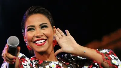 شيرين عبد الوهاب تبكي على المسرح بسبب أغنية: بتفكروني بأيام وحشة (فيديوجراف)