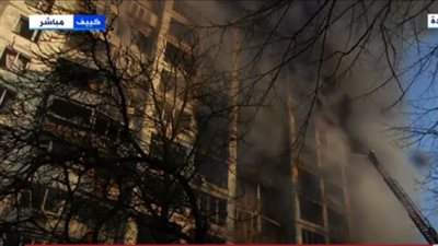 مشاهد حية لمحاولات إطفاء حريق بمبنى سكني في العاصمة الأوكرانية (فيديو)