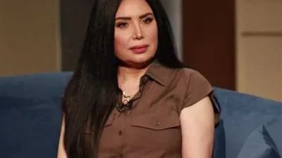 بعد وفاه شقيقها.. عبير صبري تؤدي مناسك العمرة