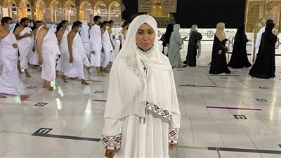  ميرهان حسين تؤدي مناسك العمرة وتؤكد: