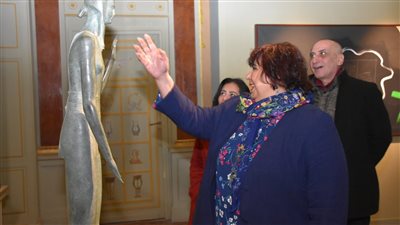 وزيرة الثقافة تتفقد الإصدار الأول من معرض المشهد بمجمع الفنون