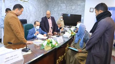 نائب محافظ سوهاج يلتقي بـ 100 مواطن لبحث مطالبهم وحل شكواهم