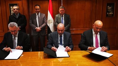  وزير قطاع الأعمال يشهد توقيع اتفاقية لتأسيس أول شركة لبيع السيارات الكهربائية 