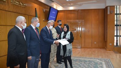 محافظ القليوبية يشهد احتفالية عيد الأم والمرأة المصرية (صور)