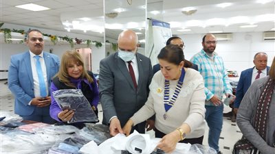  رئيس جامعة بنها يفتتح معرض الملابس الخيري للطلاب (صور)