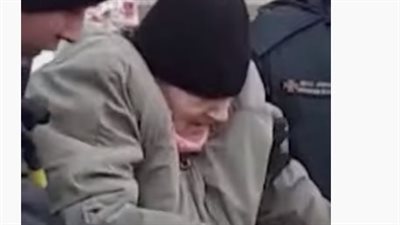 شاهد.. إخلاء مبنى في كييف إثر تعرضه لقصف روسي