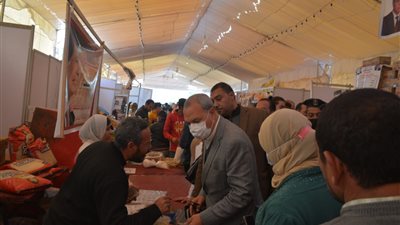 محافظ القليوبية يتفقد معرضا للسلع التموينية للحد من الغلاء