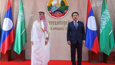 وزير الخارجية يلتقي بوزير خارجية جمهورية لاوس