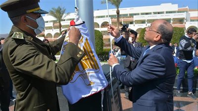 وزير التنمية المحلية يرفع العلم المصري على أرض طابا بمناسبة الاحتفال بالعيد القومي