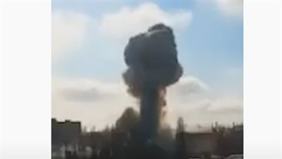 شاهد.. قذيفة روسية تضرب حيا سكنيا في أوكرانيا