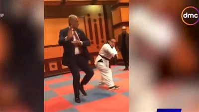 عميد تربية طنطا يشارك طفلا لعبة 