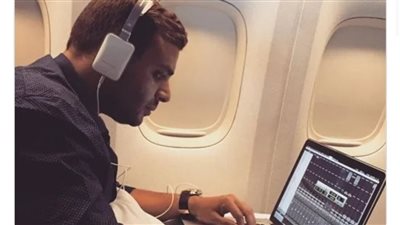 من داخل الطائرة.. رامي صبري في أحدث ظهور 